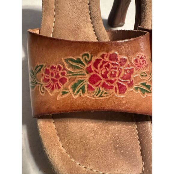 L.e.i Vintage Women's Brown Floral Embossed Leather Heeled Sandals Size 7 - Picture 2 of 11